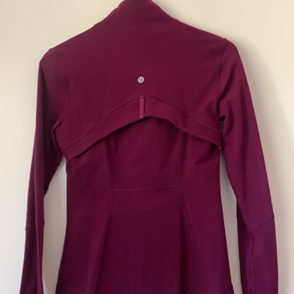 Size 6 berry coloured Lululemon Define jacket - Picture 3 of 4